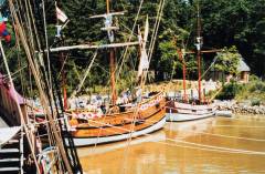 Die damals üblichen Schiffe (hier vor Jamestown)