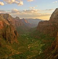 Die ganze Schnheit des Zion Canyons. Dieses Foto entstand auf Angels Landing (5790 Fu Hhe). Wer schwindelfrei ist sollte diese Wanderung unbedingt in Betracht ziehen! <br/>Quelle: Wikipedia <br/> 