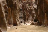 Zwei Wanderer in den Zion Narrows